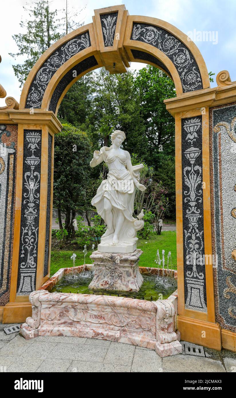 Estatuas o esculturas en los jardines del Grand Hotel des Iles Borromees, Stresa, Lake Maggiore, Italia Foto de stock