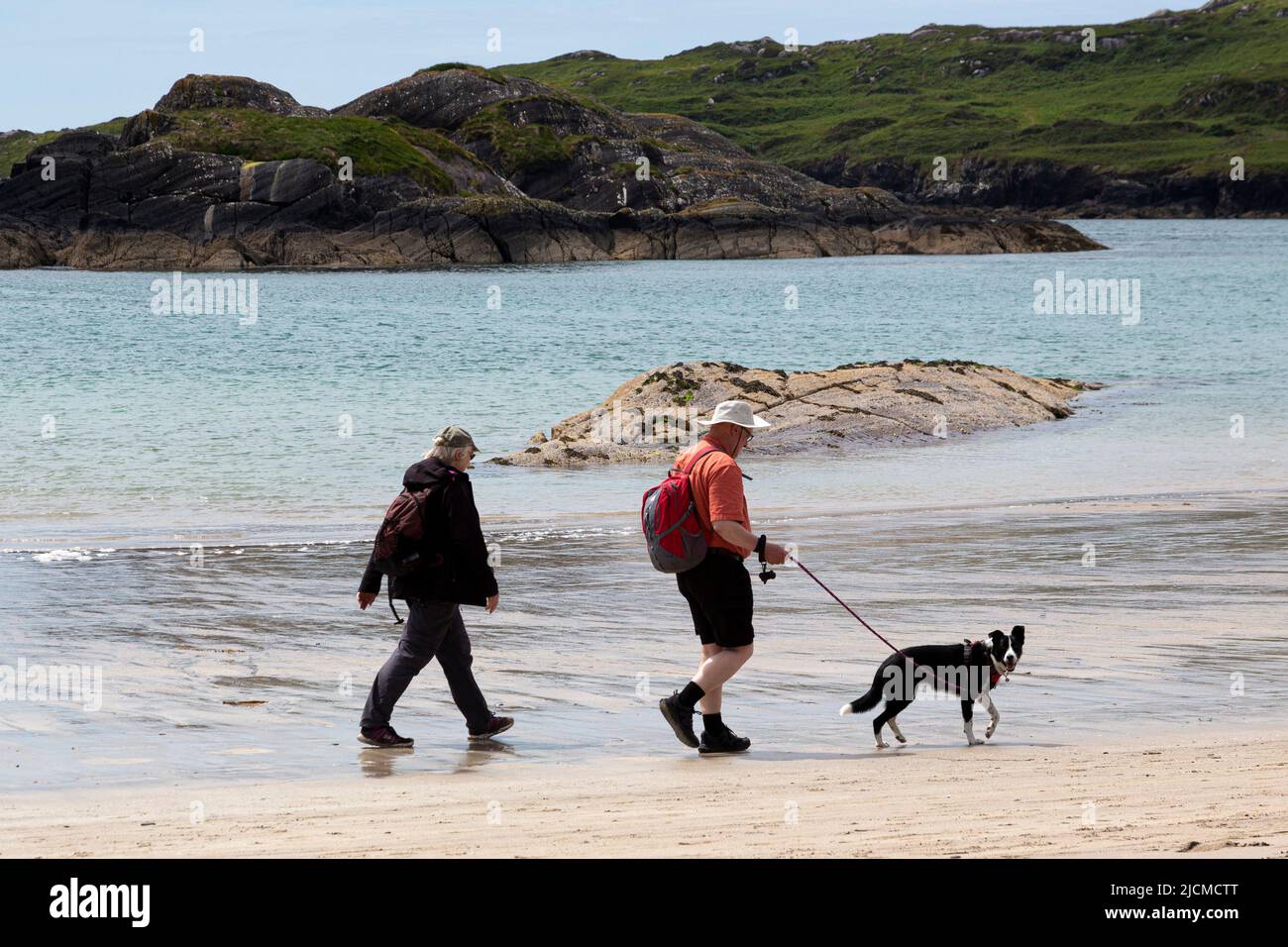 Ring of Kerry, Irlanda, 14/06/2022, personas caminando por la playa Derrynane Strand, Ring of Kerry, Irlanda Foto de stock