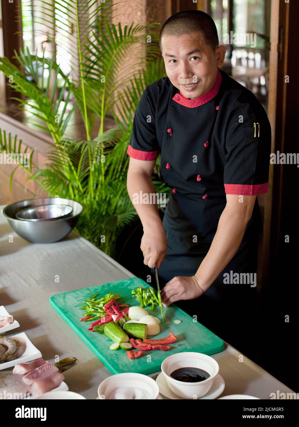 Un chef asiático enseña clases de cocina en un hotel de Siem Reap, Camboya. Foto de stock