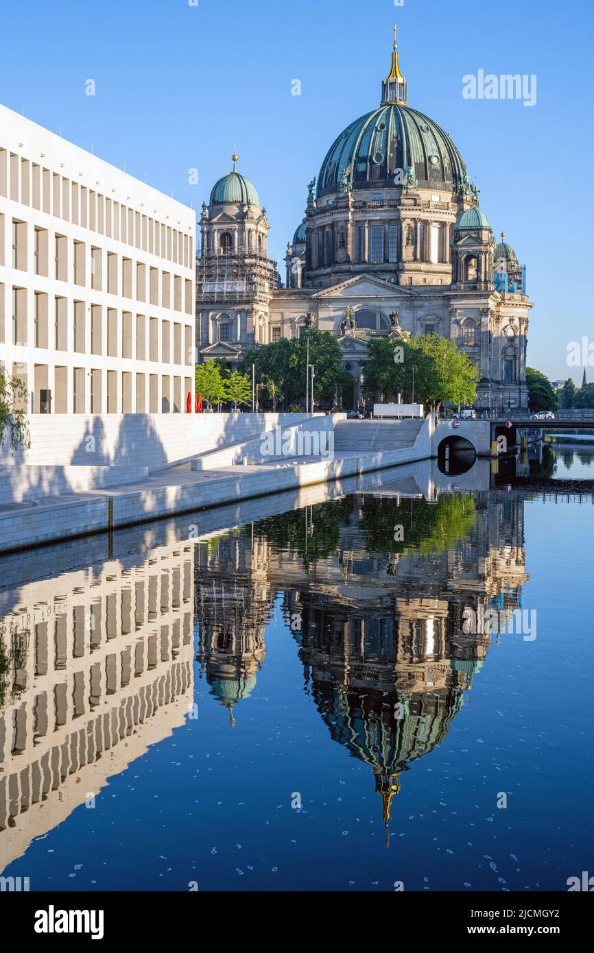 El Berliner Dom con el reconstruido Palacio de la Ciudad reflejado en el río Spree Foto de stock