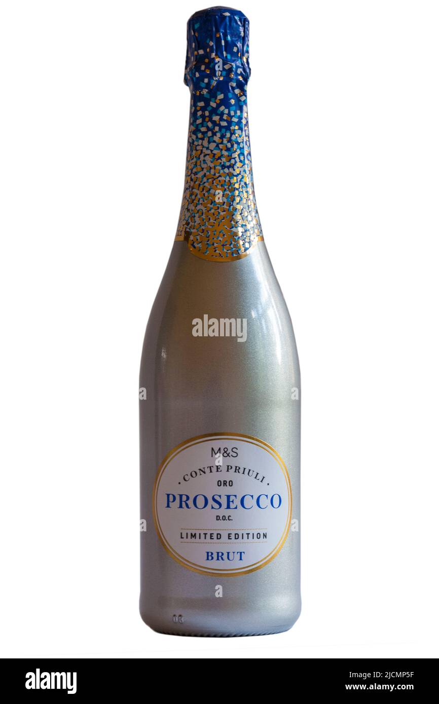 Botella de Prosecco Brut de edición limitada de M&S aislada sobre fondo blanco Foto de stock