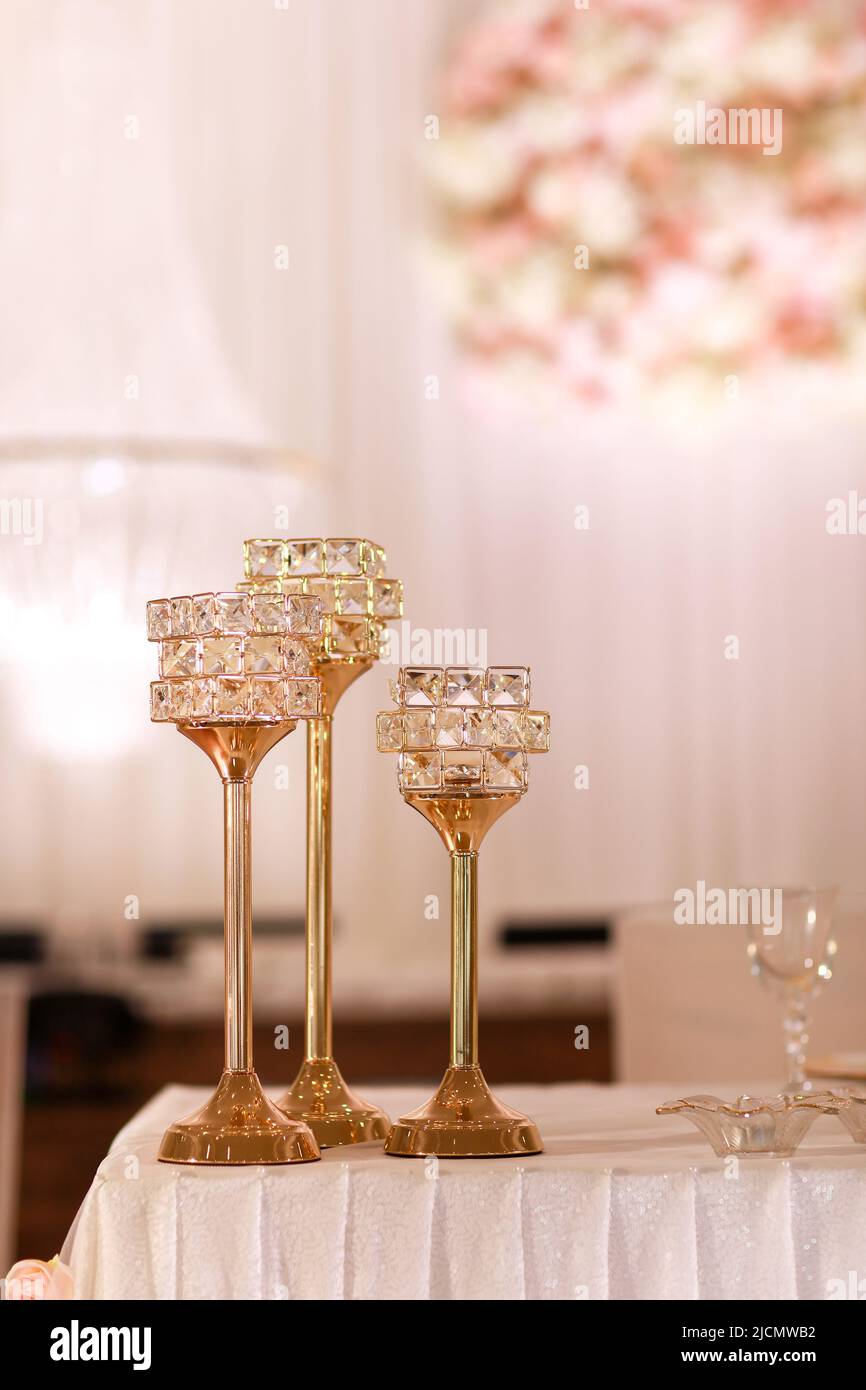 decoración festiva de mesa de bodas con candelabros y velas de oro  cristalino. día de la boda. Fotografías de alta calidad Fotografía de stock  - Alamy