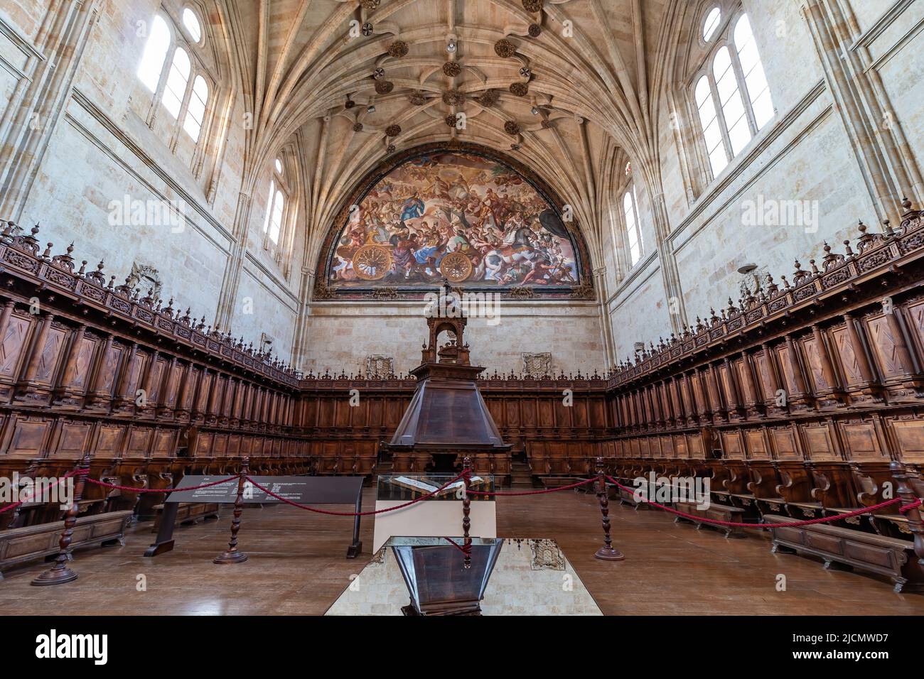 Salamanca - 10 de septiembre de 2017: Coro de madera del convento de San Esteban en Salamanca, Castilla y León, España Foto de stock