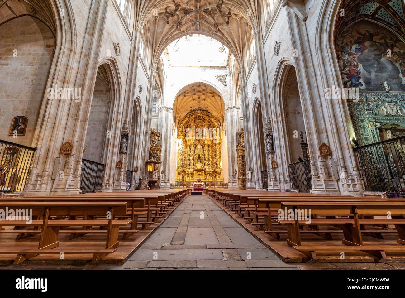 Salamanca - 10 de septiembre de 2017: Dentro del convento de San Esteban en Salamanca, Castilla y León, España Foto de stock