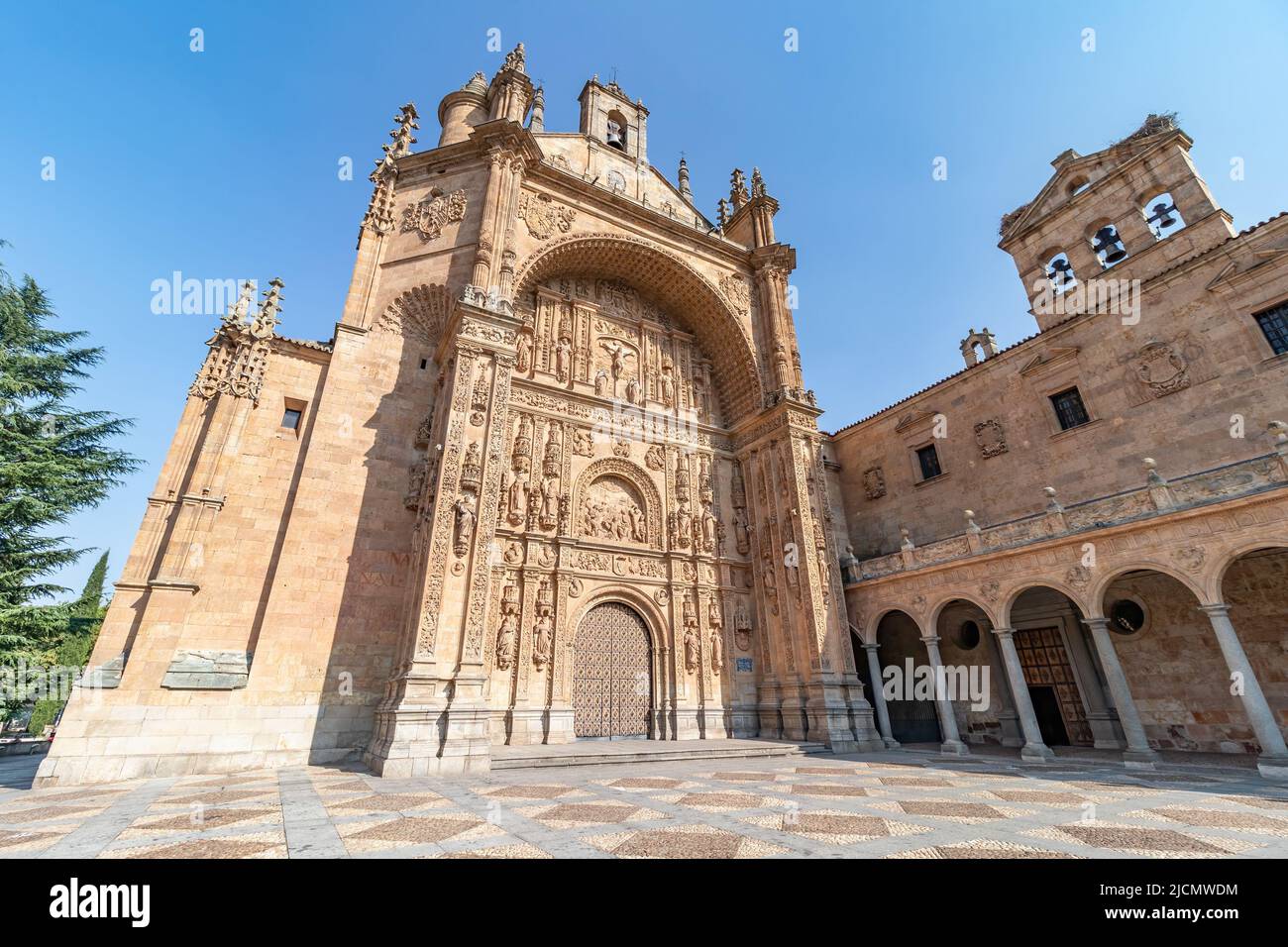 Entrada principal al convento de San Esteban en Salamanca. El convento de San Esteban es un convento dominicano situado en la ciudad de Salamanca, en la plaza Foto de stock