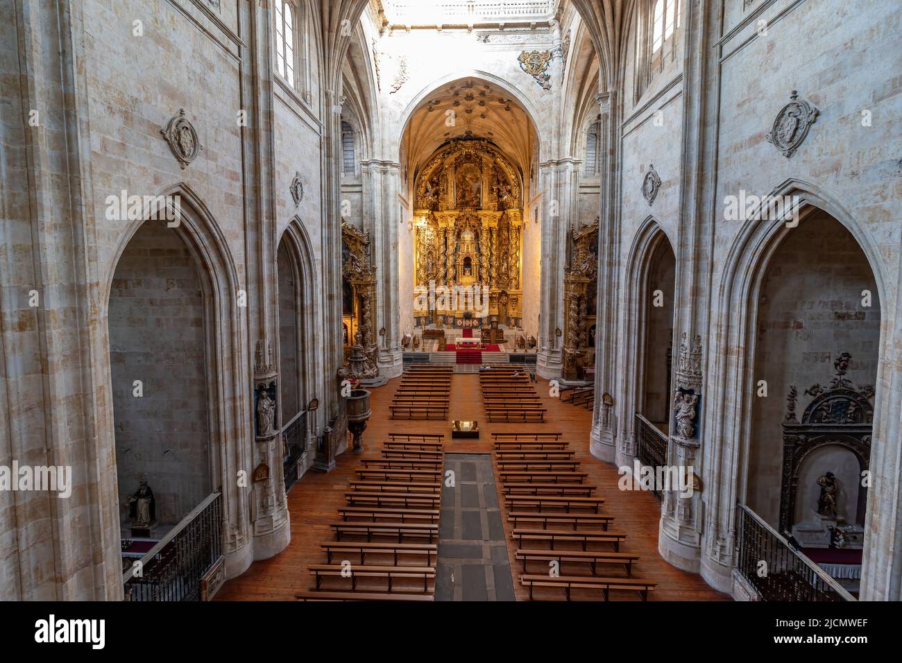 Salamanca - 10 de septiembre de 2017: Dentro del convento de San Esteban en Salamanca, Castilla y León, España Foto de stock