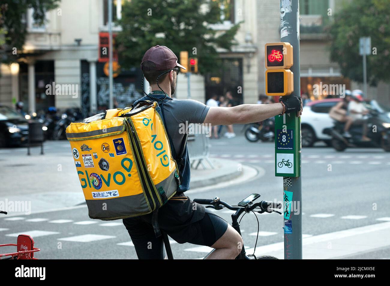 Ciclista de entrega de Glovo Fotografía de stock - Alamy