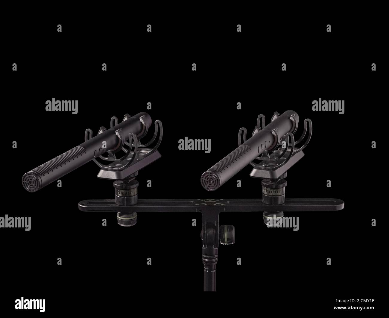 Par de micrófonos emparejados en barra estéreo de montaje de impacto aislado en negro Foto de stock