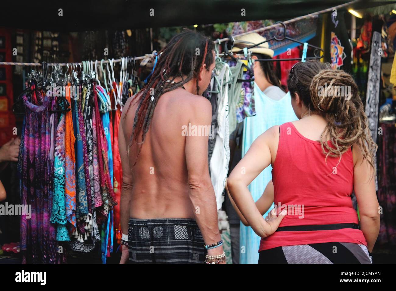 Ta'Qali, Malta - Junio 04 nueva pareja hippie de compras ropa en un mercado de festivales Fotografía de stock - Alamy