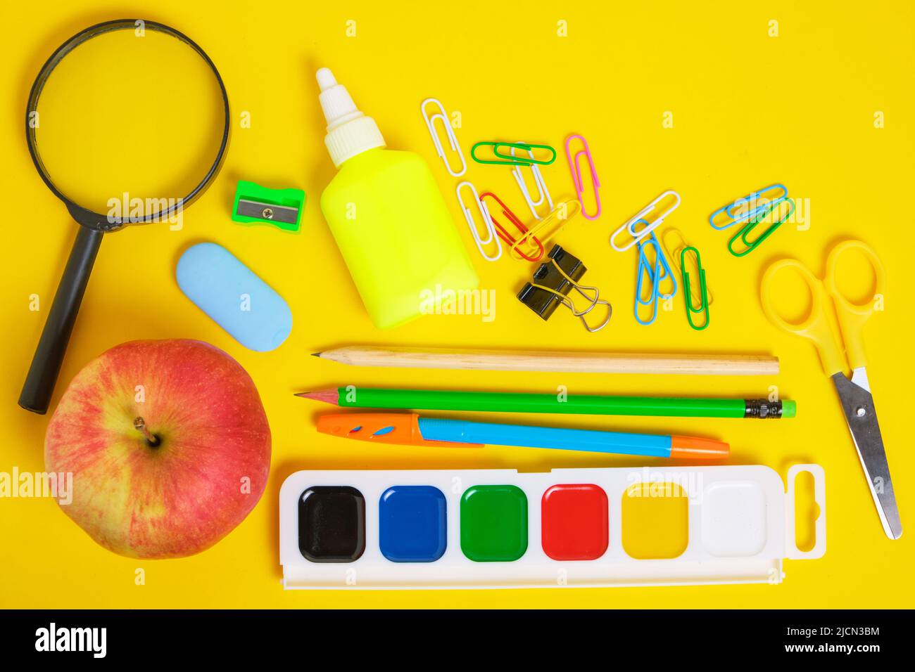 Material escolar y papelería, preparación para el año escolar Fotografía de  stock - Alamy