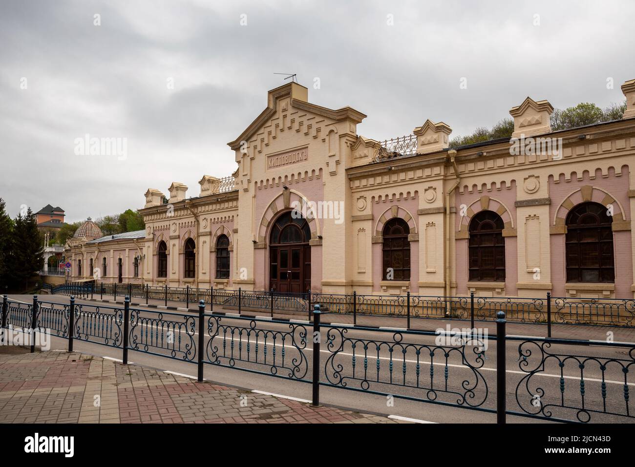 Estación ferroviaria de Kislovodsk, edificio histórico del siglo 19th en el centro de Kislovodsk, Rusia Foto de stock