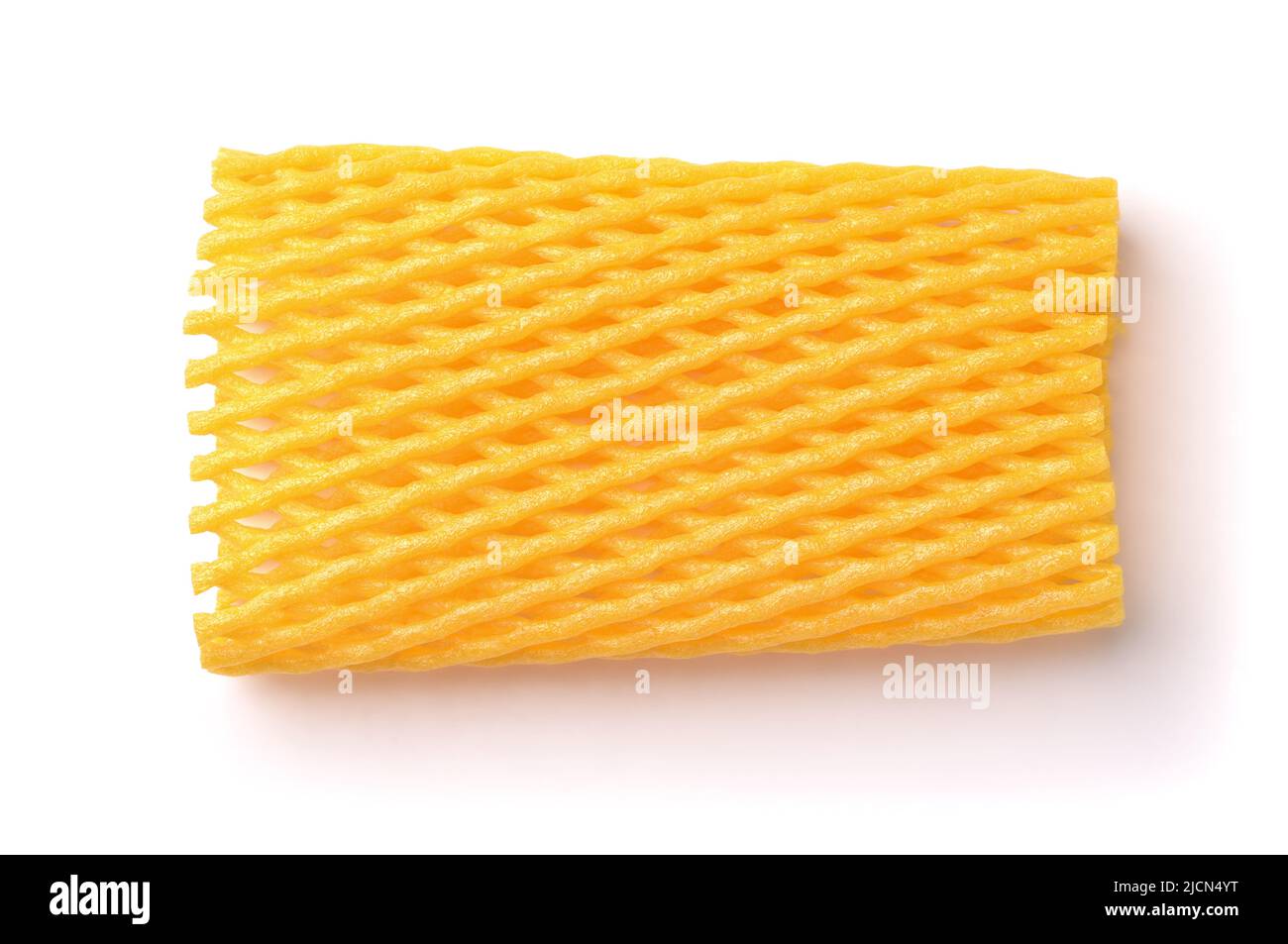Vista superior del manguito de malla de embalaje de espuma amarilla aislado en blanco Foto de stock