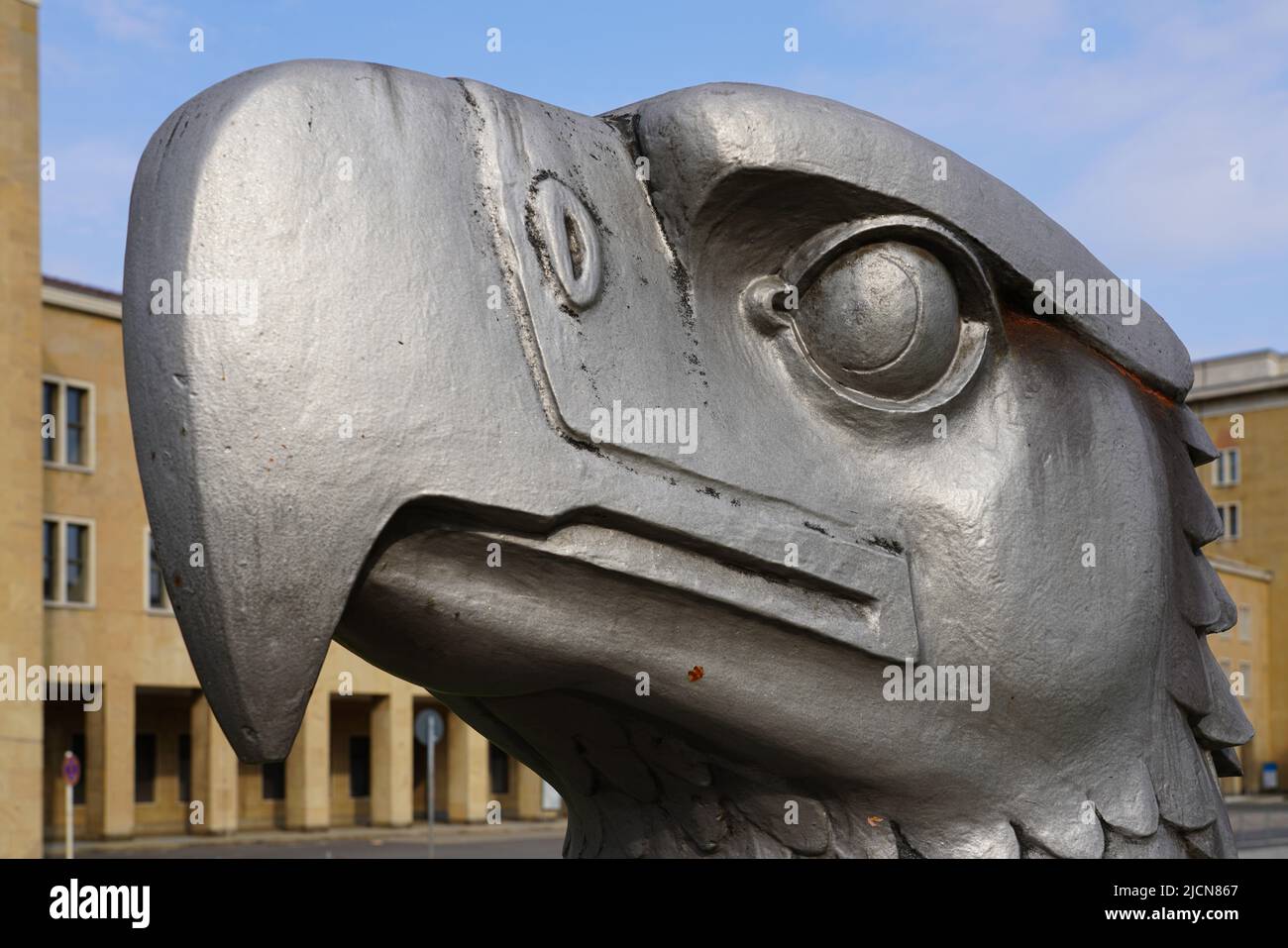 Frente al antiguo edificio de la terminal del aeropuerto de Tempelhof se encuentra la Plaza del Águila, una escultura de 4,50 metros de altura con cabeza de águila. Berlín, Alemania, 1.5.22 Foto de stock