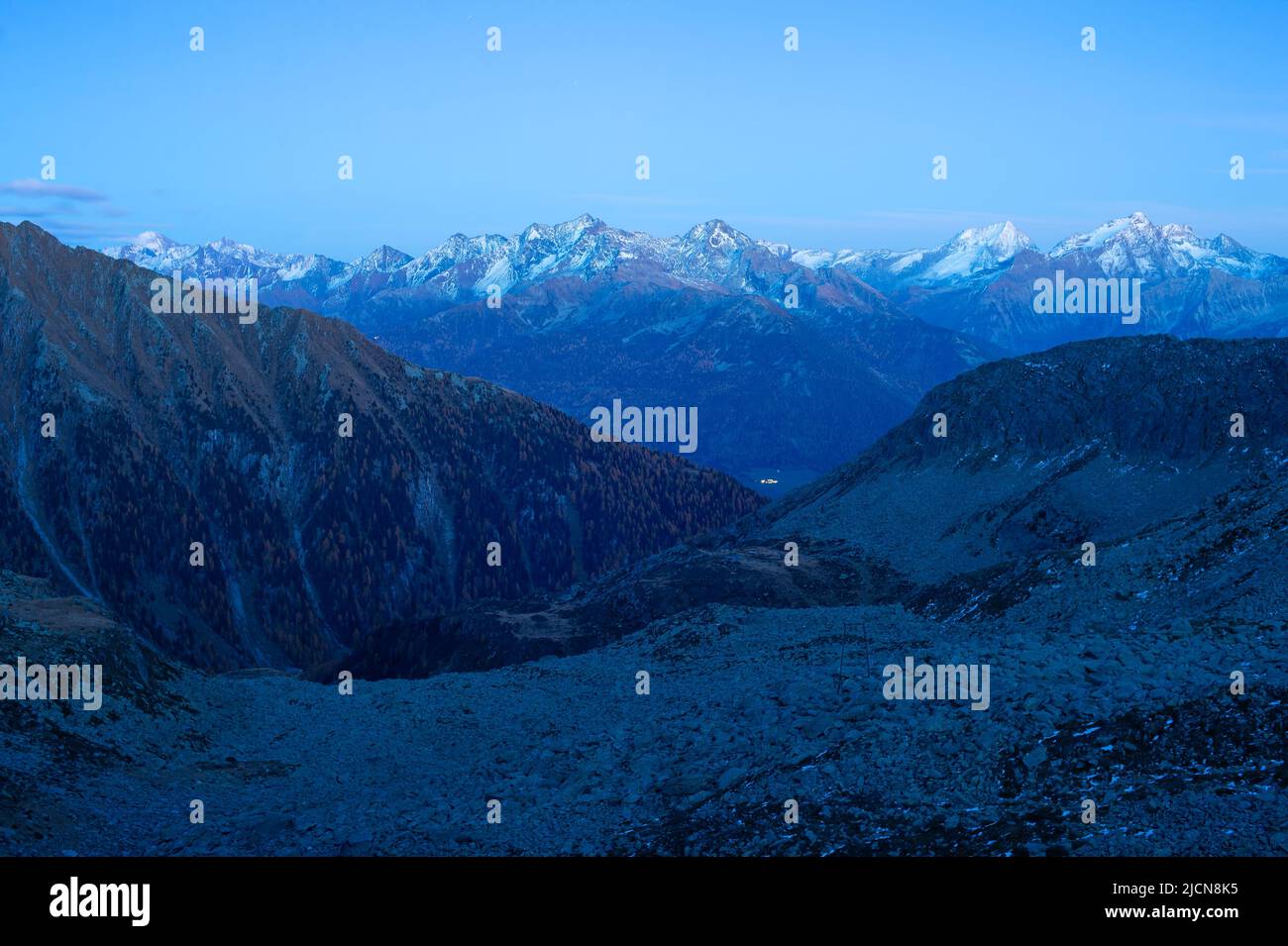 Paisaje de los Alpes al atardecer con picos nevados de montaña en el fondo, Austria Foto de stock