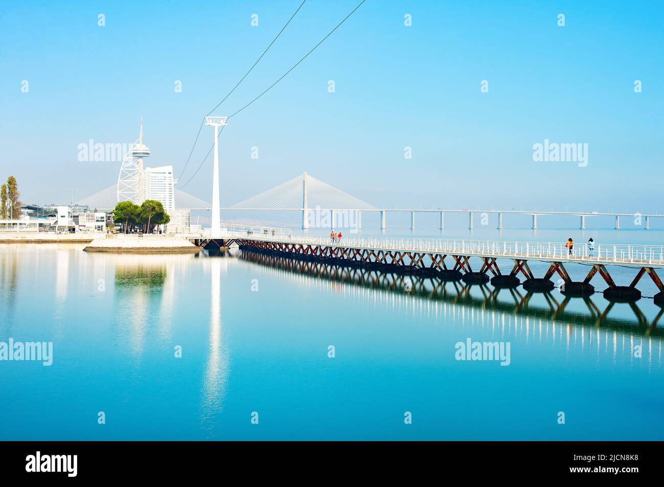 Horizonte con el puente Vasco da Gama y el moderno pabellón de expo, río Tajo, Lisboa, Portugal Foto de stock