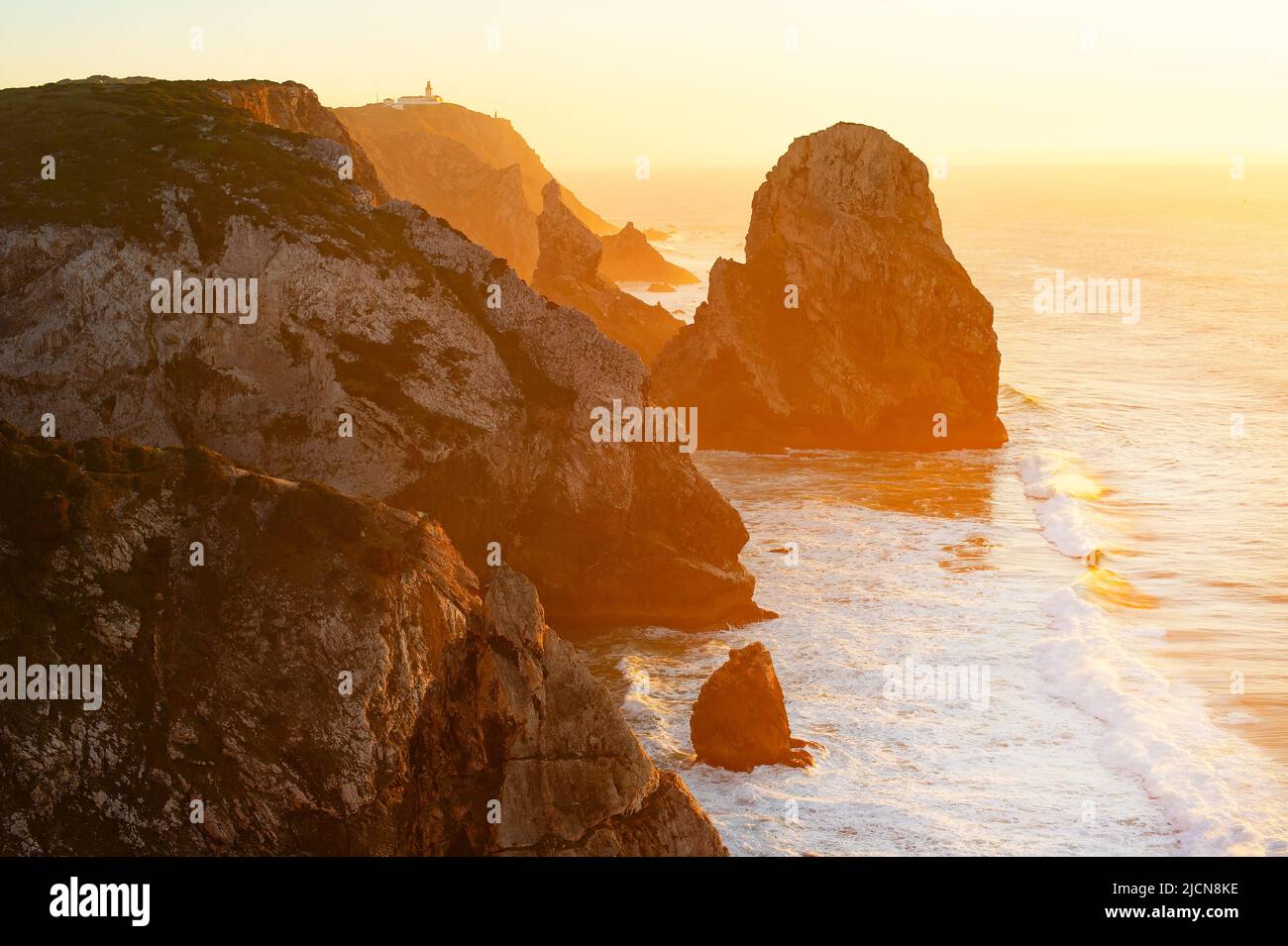 Vista de Cabo da Roca al atardecer, escénico paisaje marino del océano Atlántico y rocas, Portugal Foto de stock