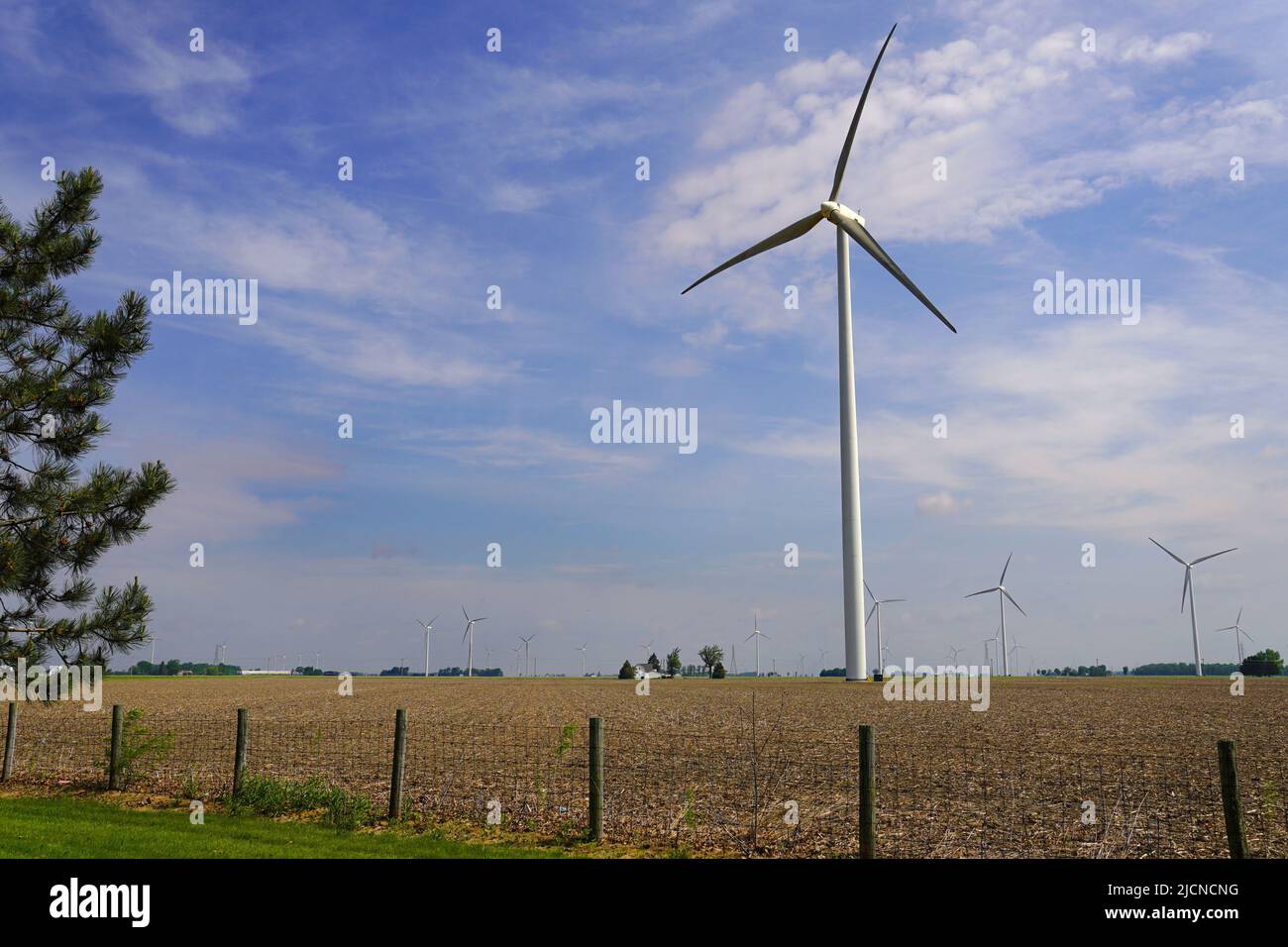 Electricidad generada por el viento usando túbulos en los campos de una granja en Ohio Foto de stock