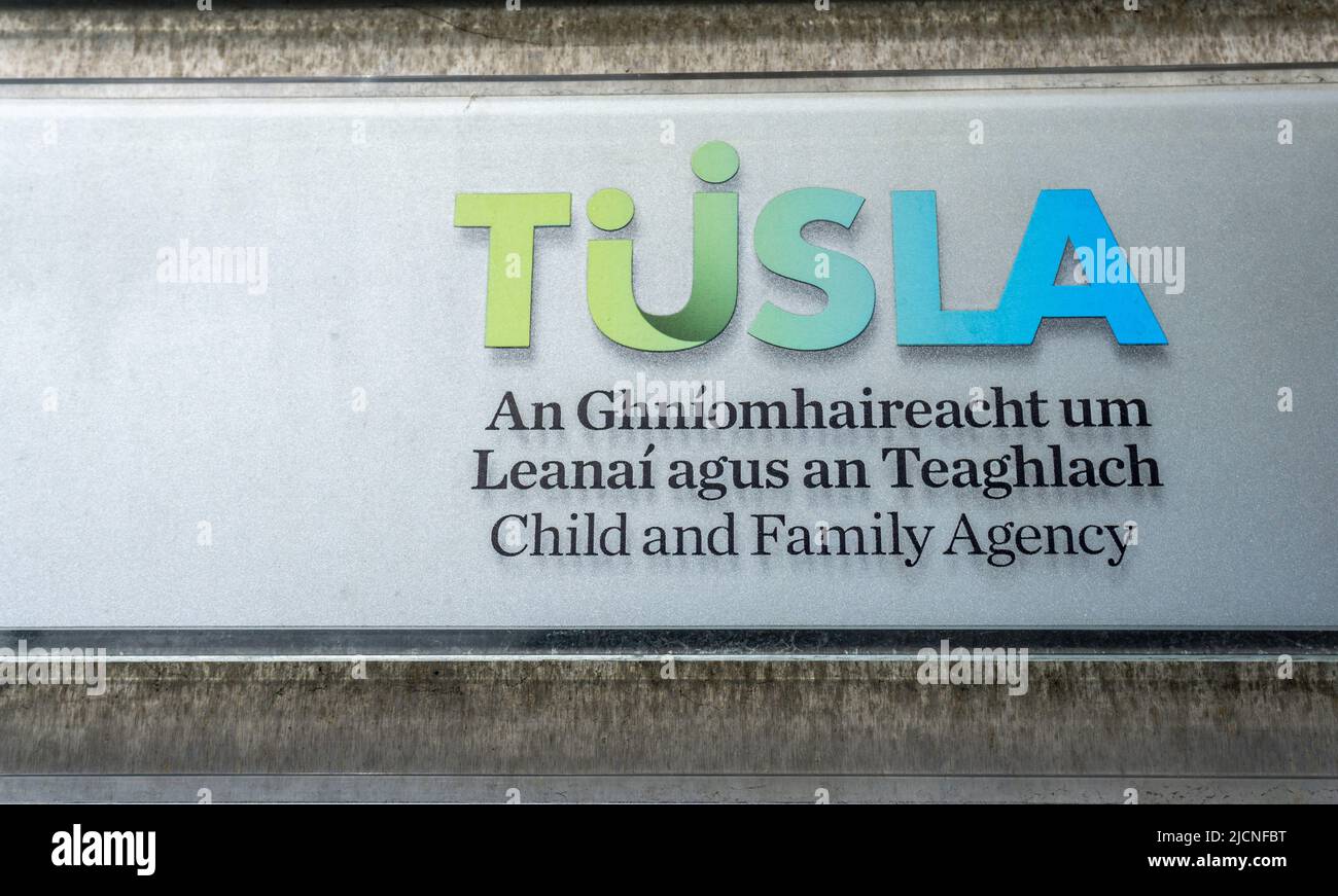Firme para Tusla la la Agencia de la Infancia y la Familia en una de sus oficinas en Dublín, Irlanda. Organismo estatal responsable de la protección de la infancia en Irlanda. Foto de stock