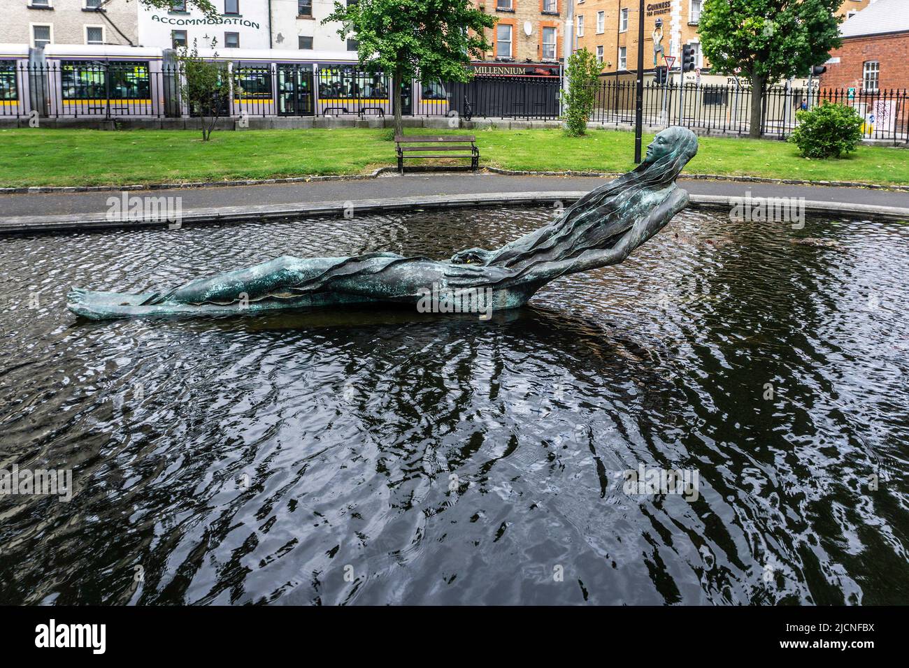 El monumento de bronce de Anna Livia en el Parque Conmemorativo de Croppy Acre en Dublín, Irlanda. Escultor Eamonn O Doherty. Apodado el Floozie en el jacuzzi. Foto de stock