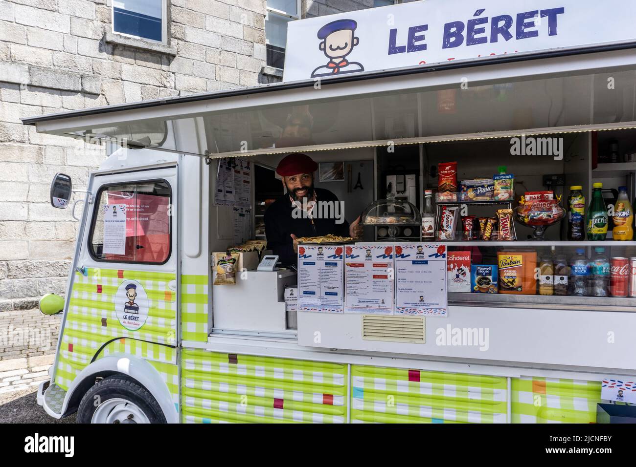 Le Béret Food Truck en el patio de Collins Barracks, Dublín, Irlanda. Sirve comida francesa y café Foto de stock