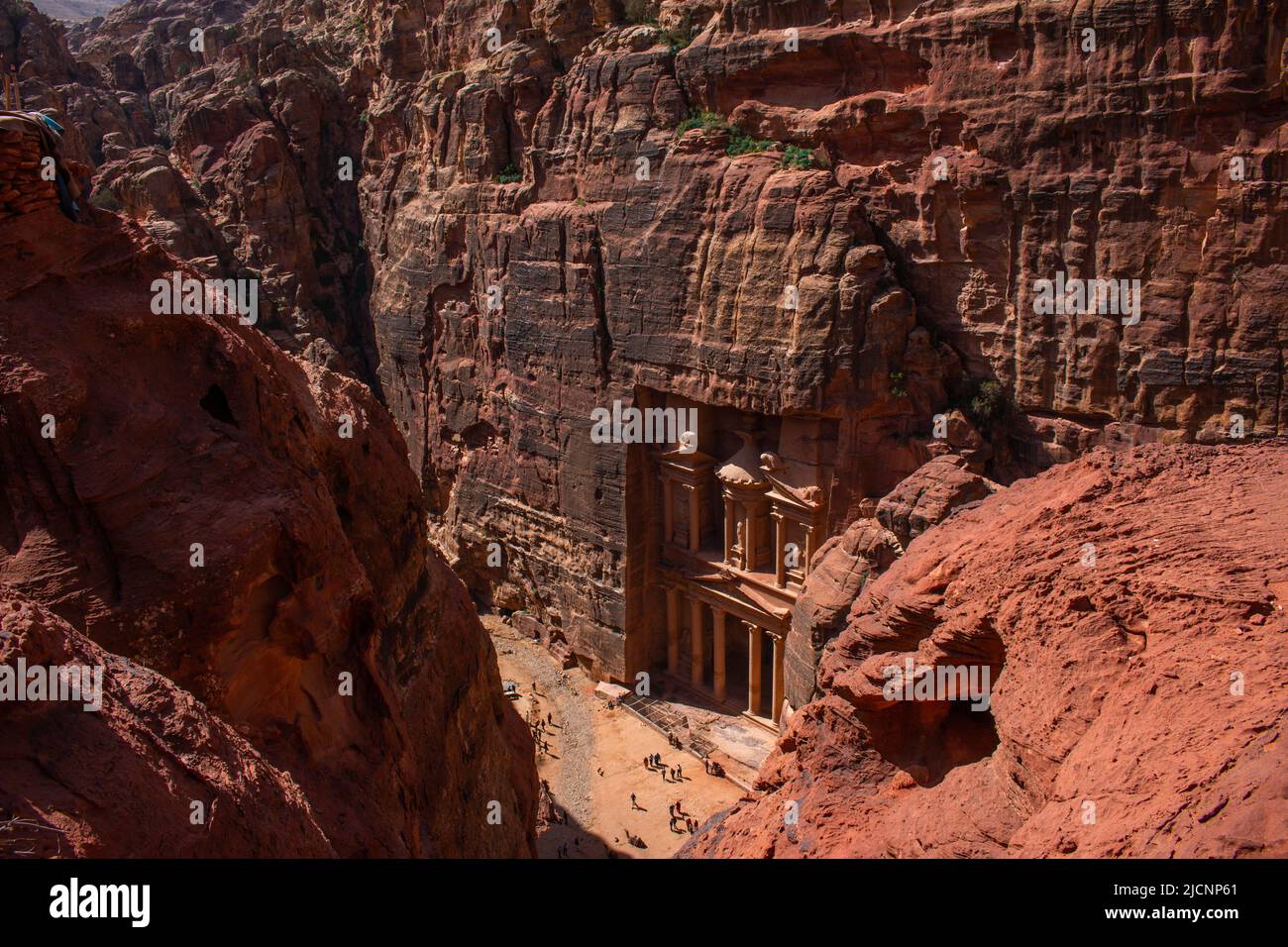 Tesoro en Petra, la vista desde una ruta de senderismo, abril, Jordania Foto de stock
