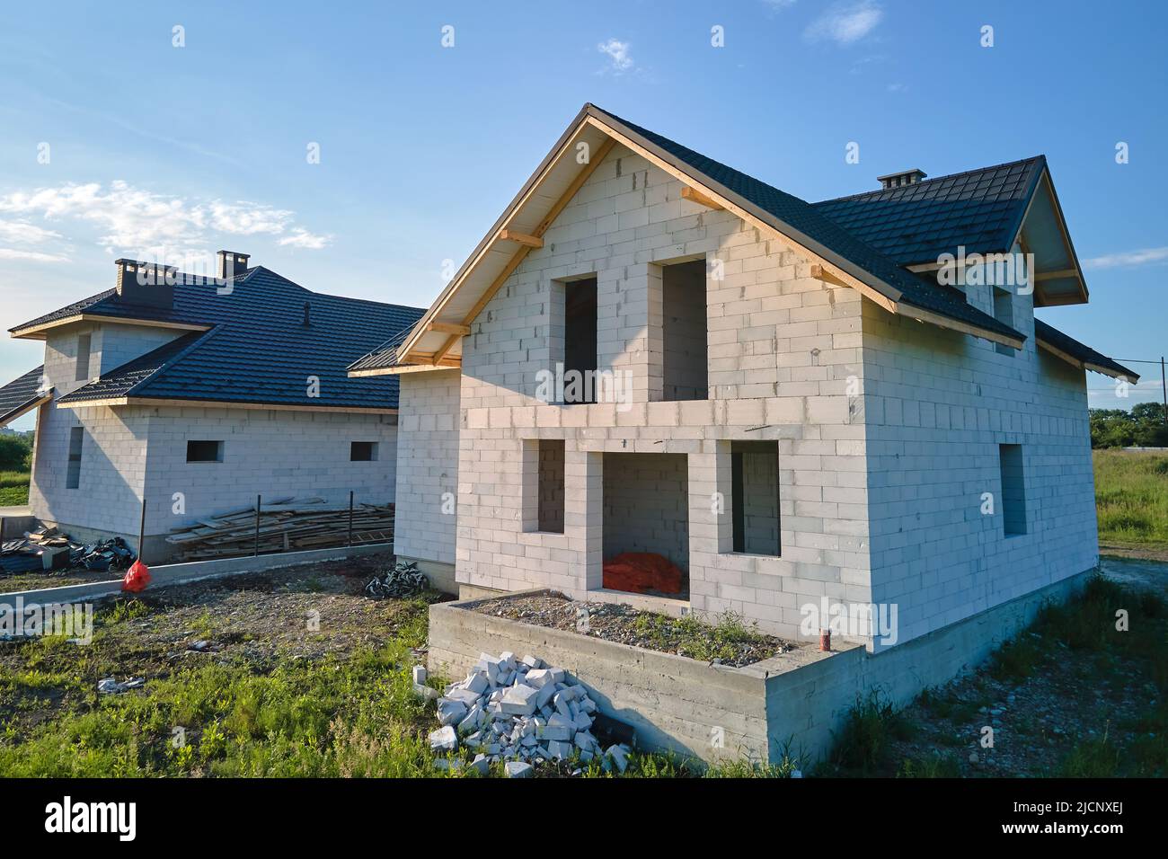 Vista aérea de casa inacabada con paredes de hormigón ligero aireado y  estructura de techo de madera cubierta con azulejos metálicos en  construcción Fotografía de stock - Alamy