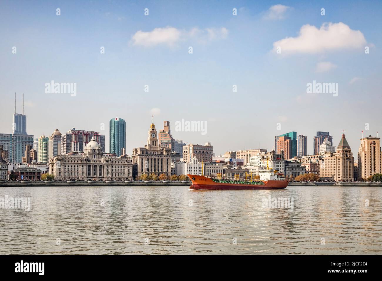 El 1 de diciembre de 2018: Shanghai, China - Buque de carga en el Río Huangpu pasando el Bund, la histórica zona de negocios de Shanghai. Foto de stock