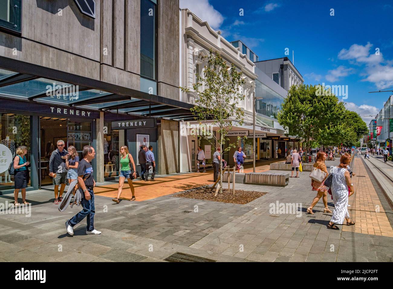 8 de enero de 2019: Christchurch, Nueva Zelanda - Ir de compras a las nuevas tiendas de Cashel Street en un soleado día de verano. Foto de stock