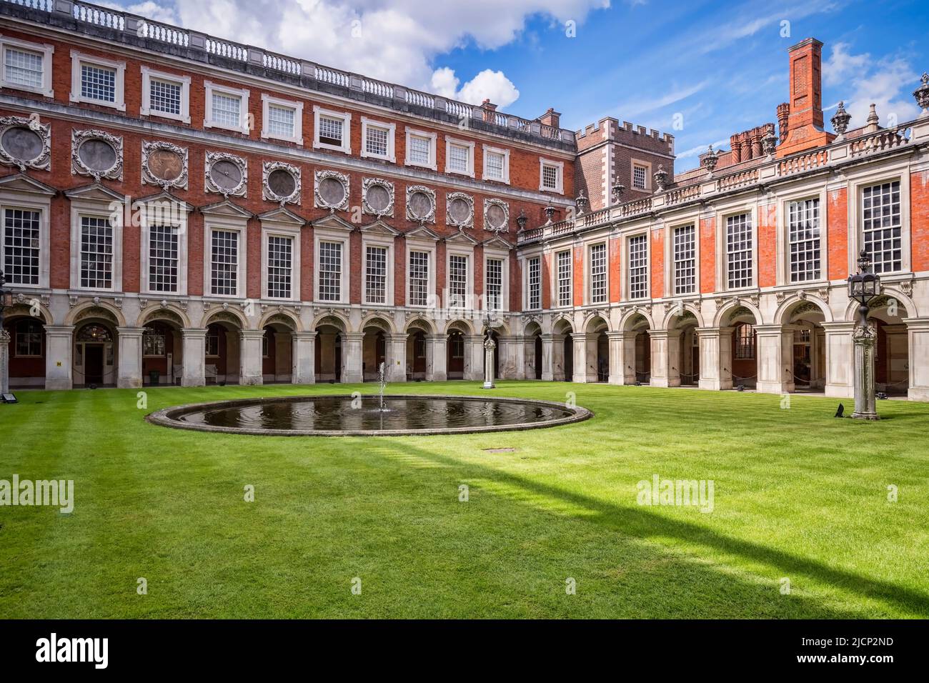 9 de junio de 2019: Richmond upon Thames, Londres, Reino Unido - The Fountain Court en Hampton Court Palace, la antigua residencia real en el oeste de Londres. Foto de stock