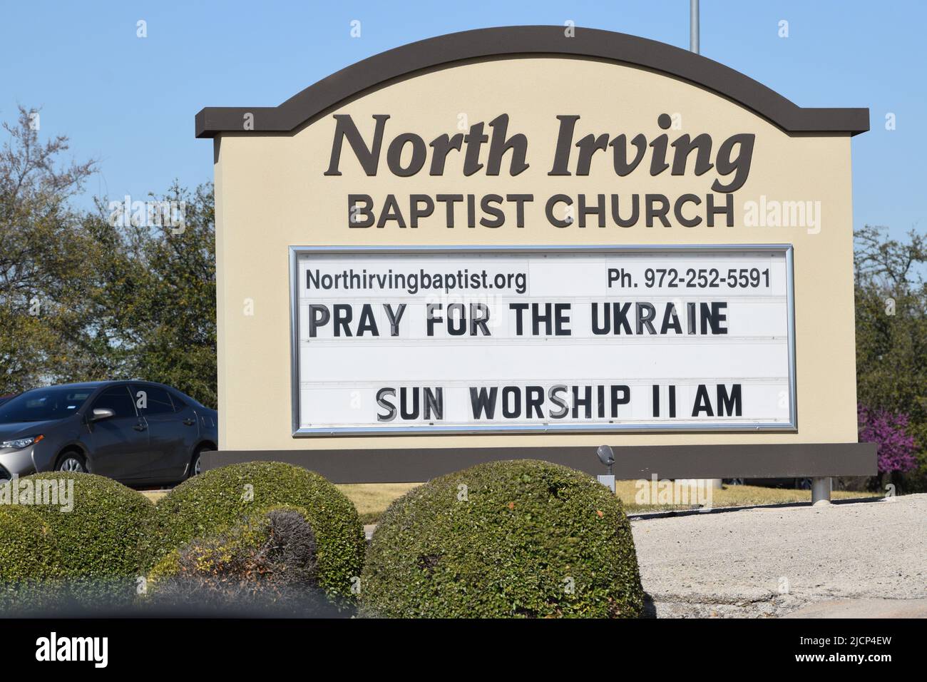Oren por el mensaje de Ucrania en el signo de la Iglesia Bautista de North Irving Foto de stock
