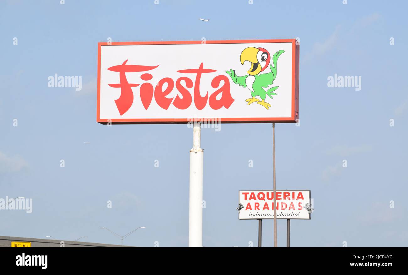 Cartel de la tienda de comestibles Fiesta con un cartel de Taqueria Arandas en el fondo Foto de stock