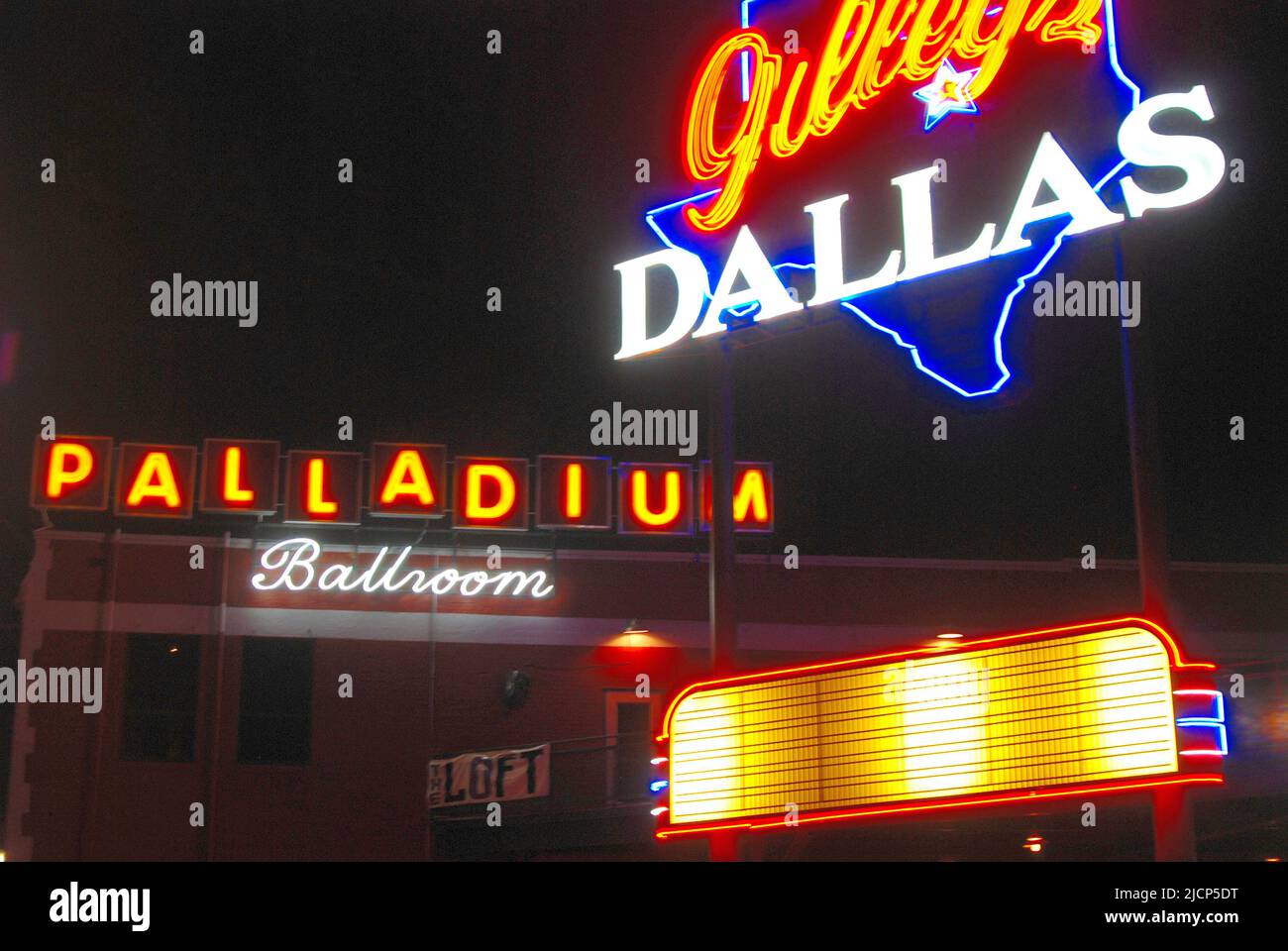Letreros de neón por la noche en Dallas, Texas; salón de baile Gilleys y Palladium Foto de stock