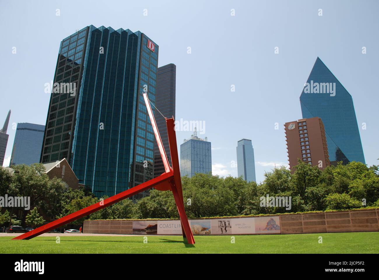 Escultura emblemática 'Ave' de Mark di Suvero frente al Museo de Arte de Dallas en Dallas, Texas Foto de stock
