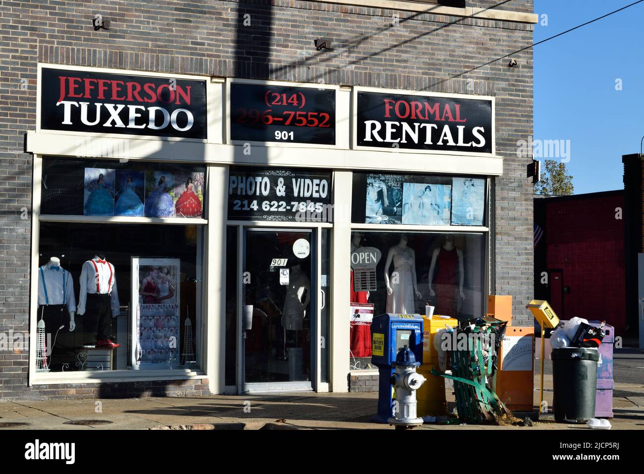 Tuxedo y tienda formal de alquiler de ropa en el área de Oak Cliff en Dallas, Texas Foto de stock