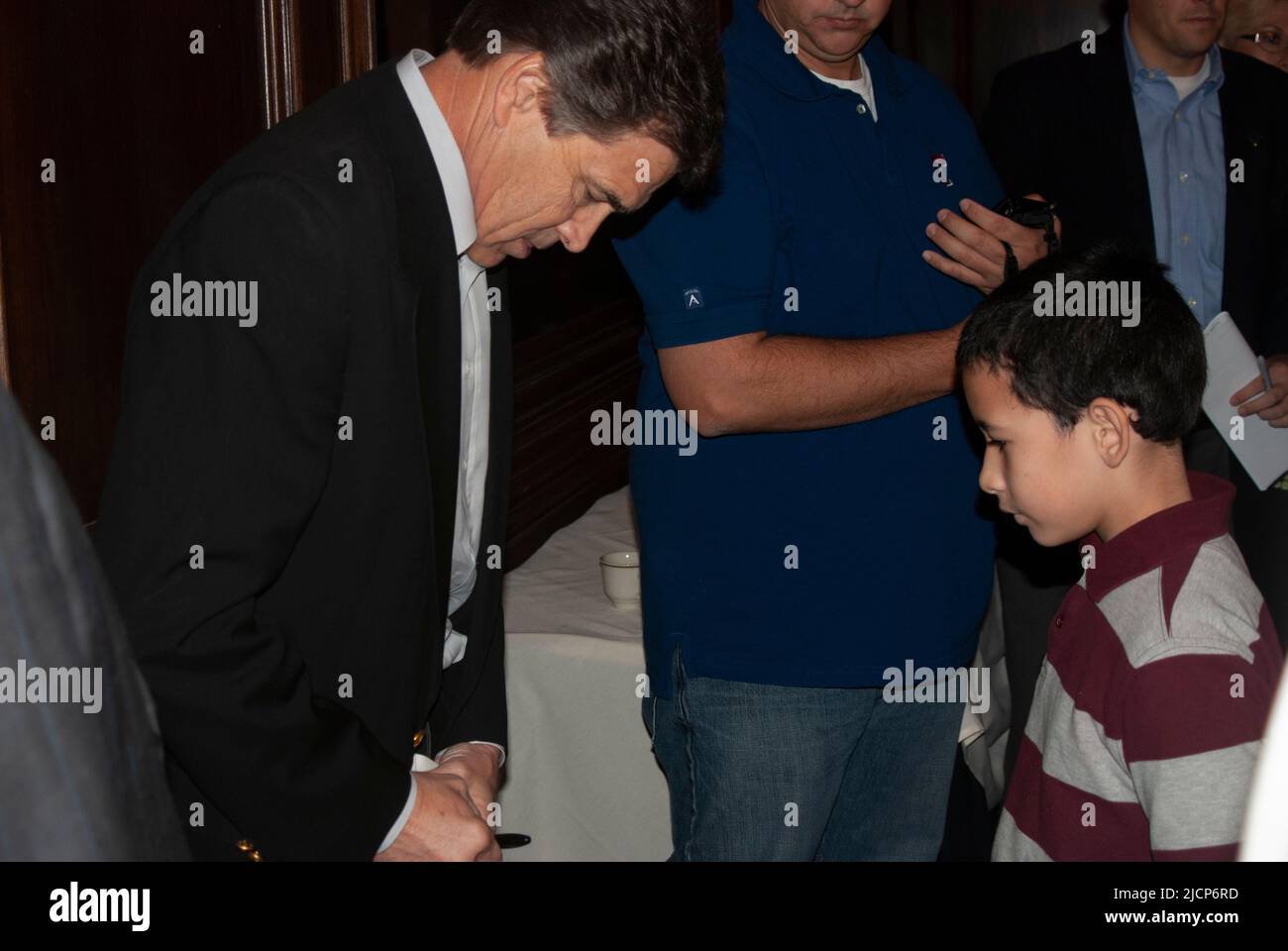 El gobernador de Texas Rick Perry firmó autógrafos en un evento electoral en el restaurante italiano Maggiano's en Dallas, Texas (North Park Center) Foto de stock