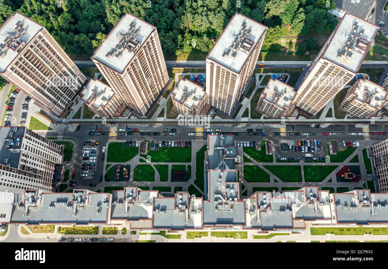 complejo de apartamentos cerca del parque de la ciudad. patio con coches aparcados. foto aérea del drone mirando hacia abajo. Foto de stock