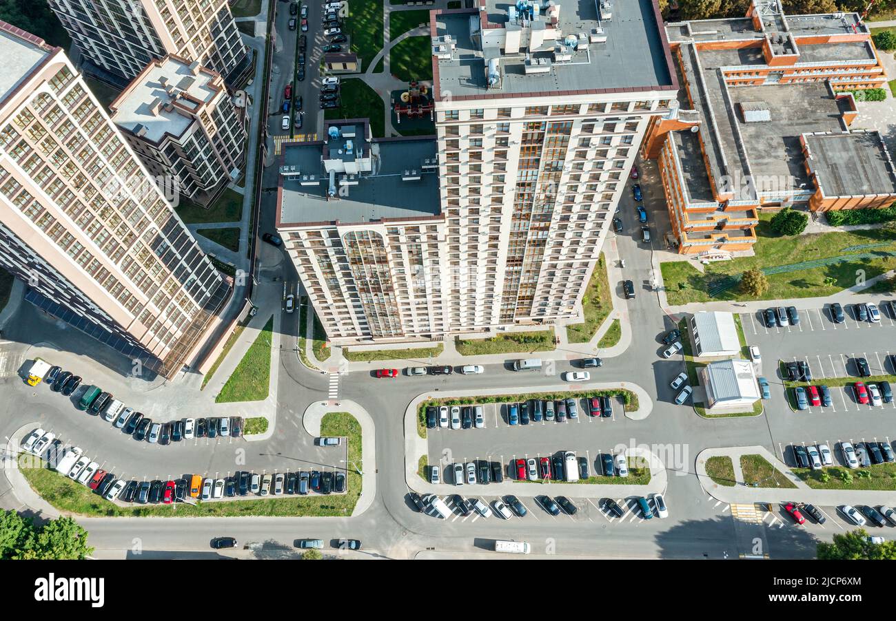 aparcamiento cerca de modernos edificios de apartamentos de gran altura. vista aérea. Foto de stock