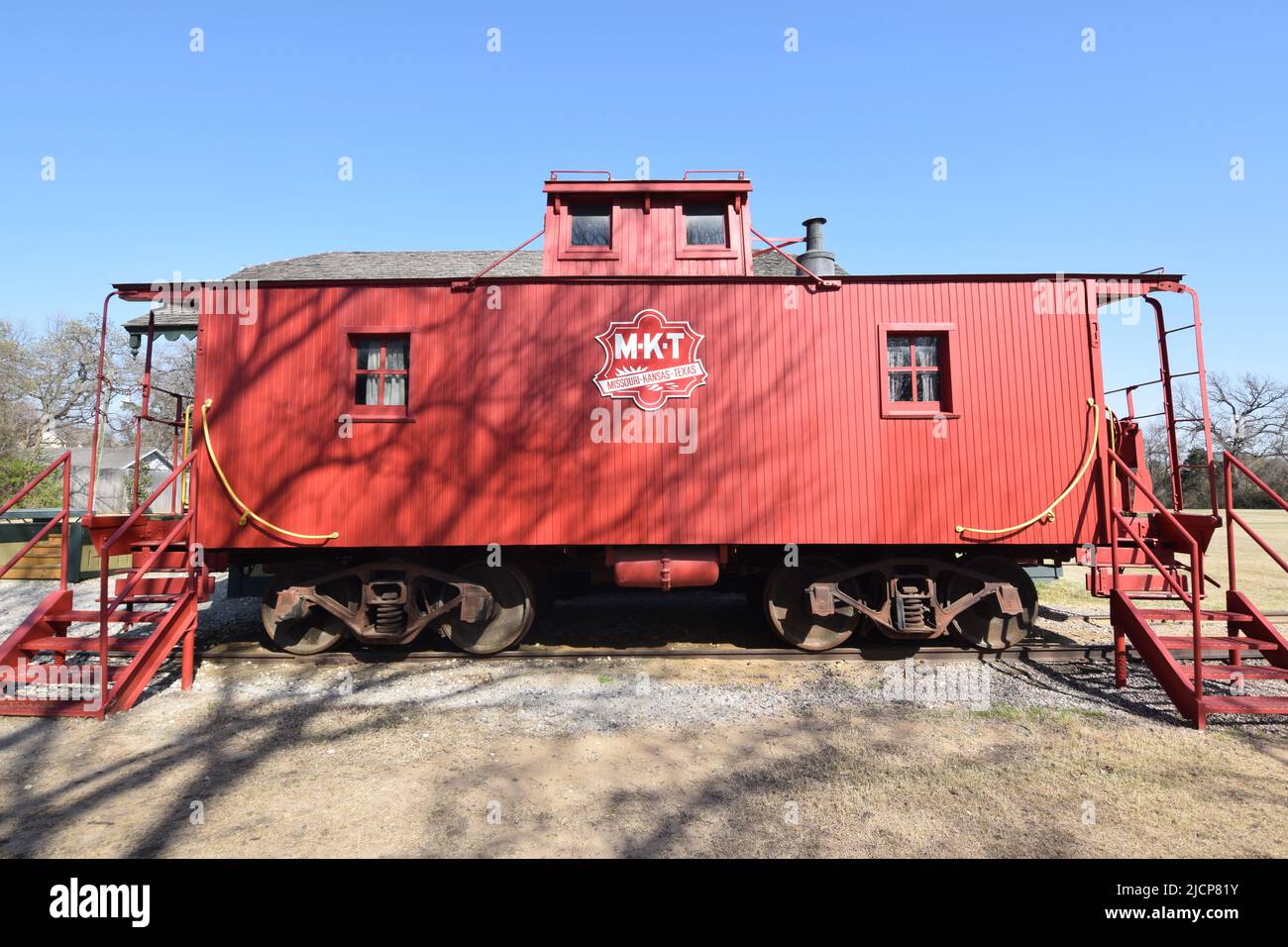 Una caboose roja de Missouri Kansas Texas (MKT) exhibida en el Parque Histórico de Farmers Branch Foto de stock