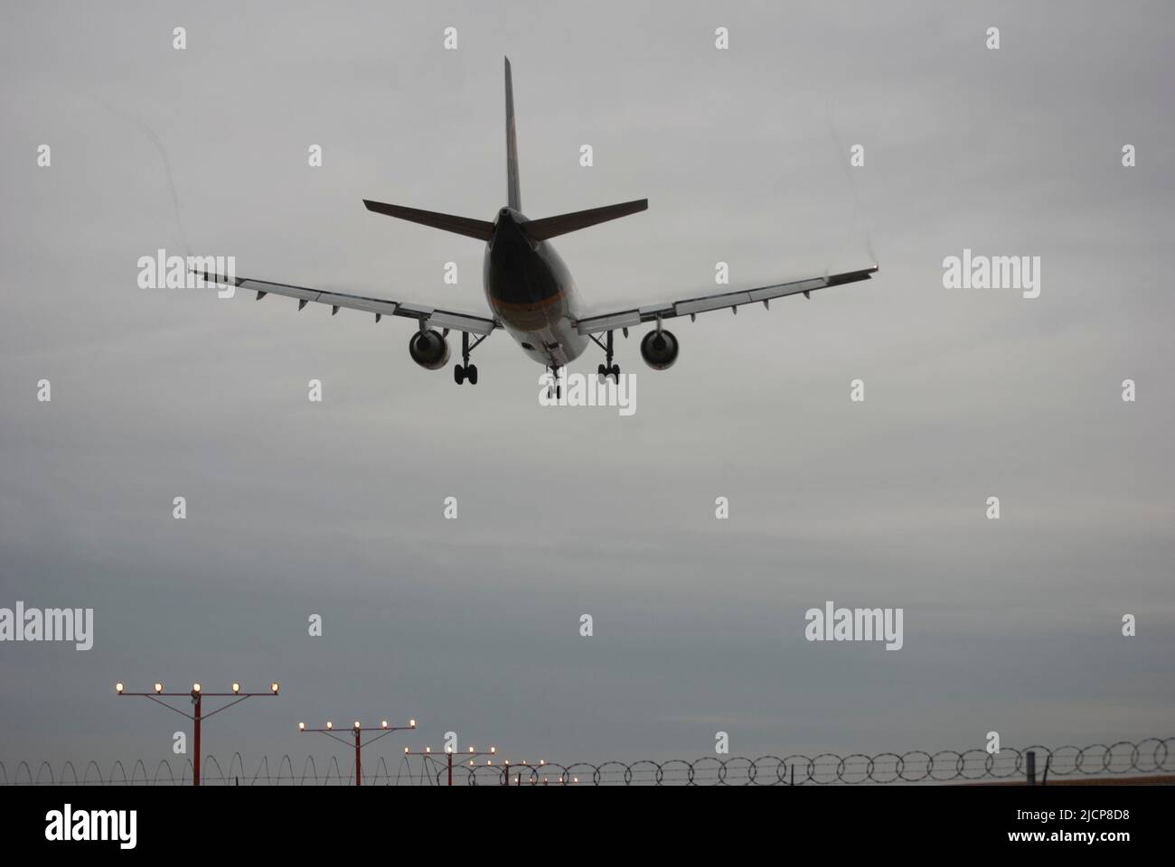 Aterrizaje en avión en un día nublado en el Aeropuerto Dallas-Fort Worth Foto de stock
