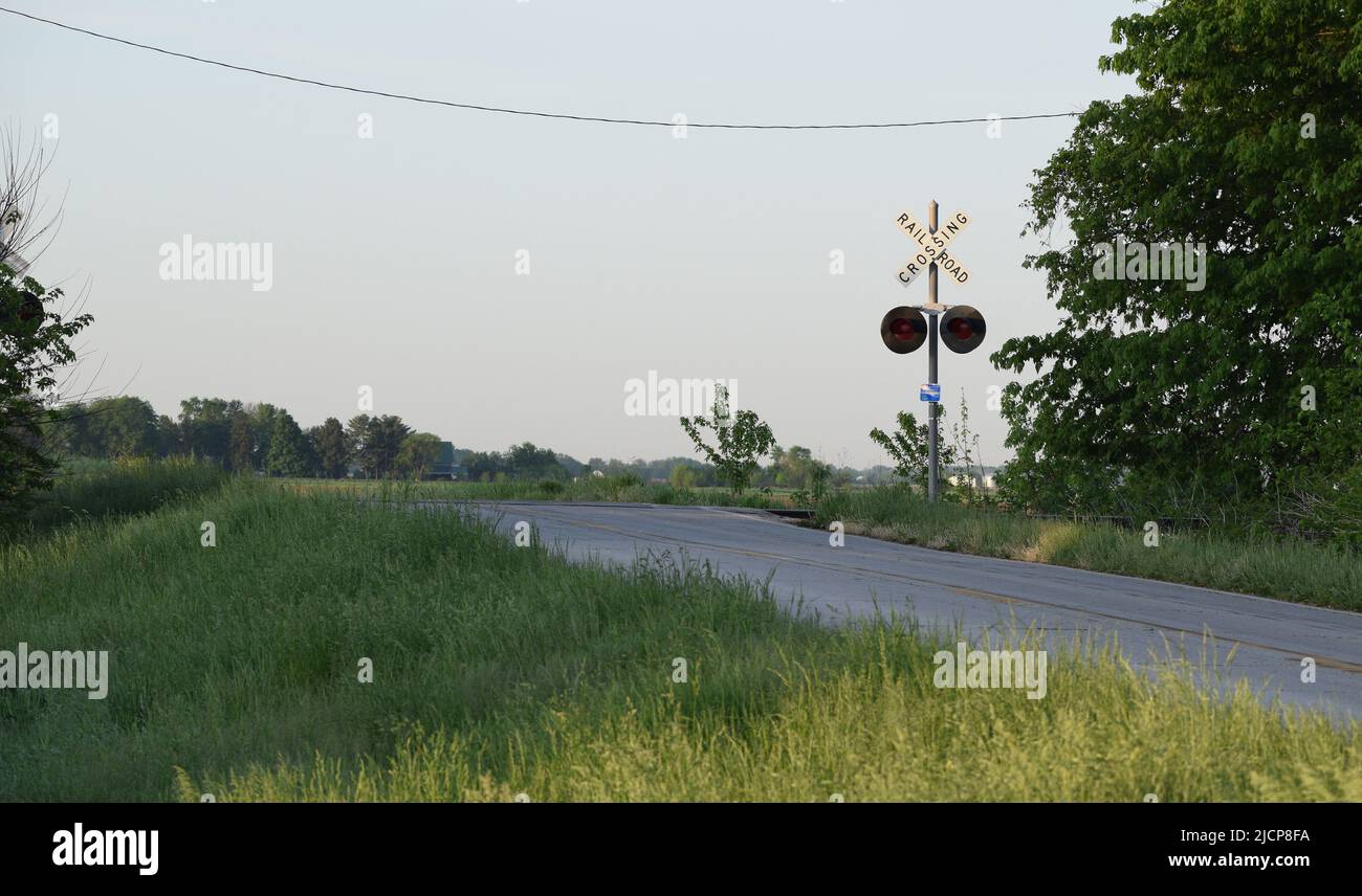 Cruce de ferrocarril en la zona rural este central de Illinois en el condado de Douglas Foto de stock