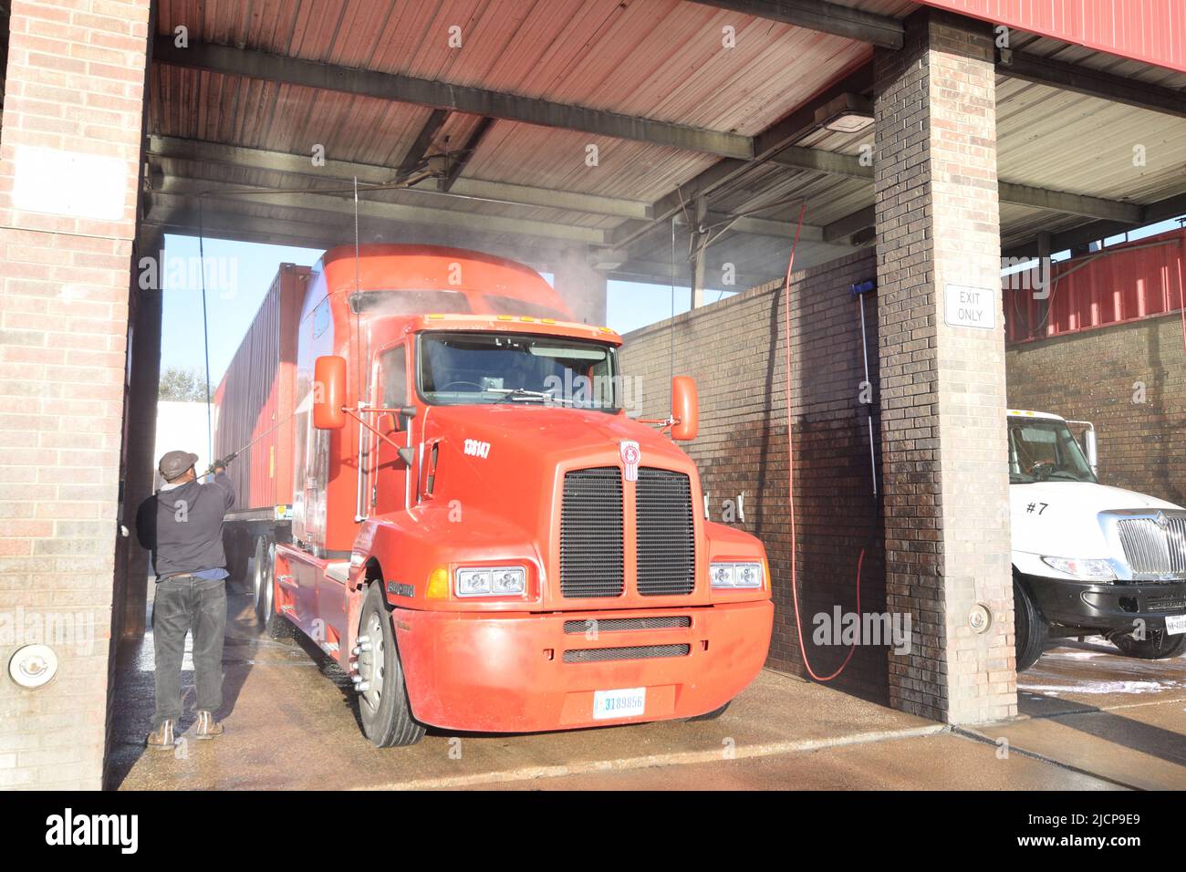 Semi-camión siendo lavado a primera hora de la mañana en un lavado de camiones en Irving, Texas Foto de stock