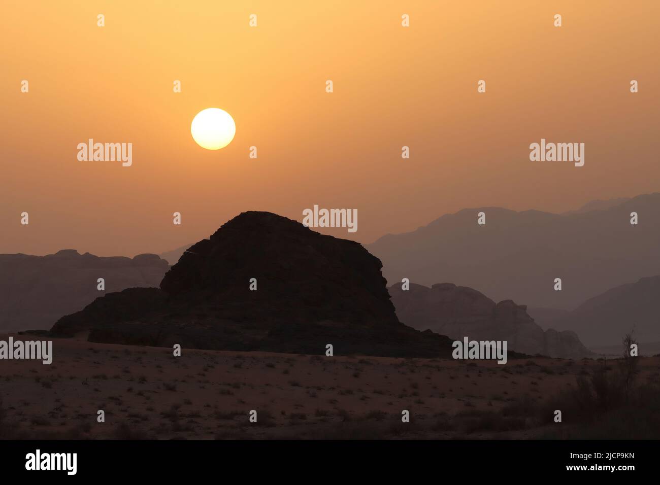 Atardecer en Wadi Rum, Jordania Foto de stock