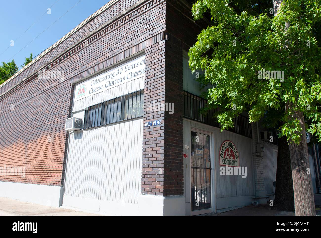 Área Deep Ellum de Dallas, Texas: La empresa Mozzarella en la esquina de las calles Walton y Elm Foto de stock