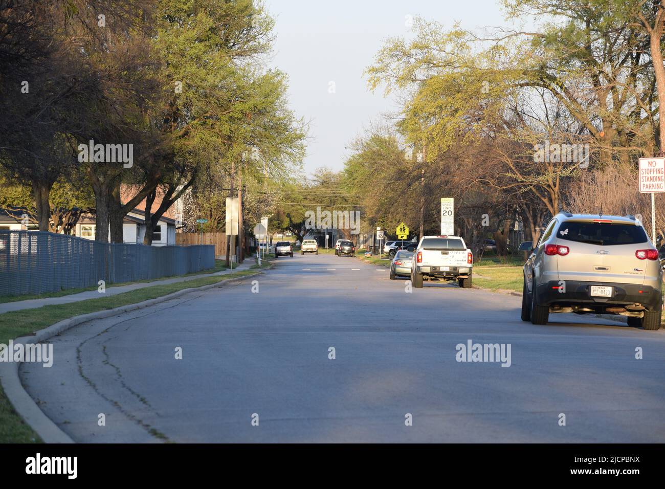 Autos estacionados fuera de casas en un vecindario residencial en Irving, Texas Foto de stock