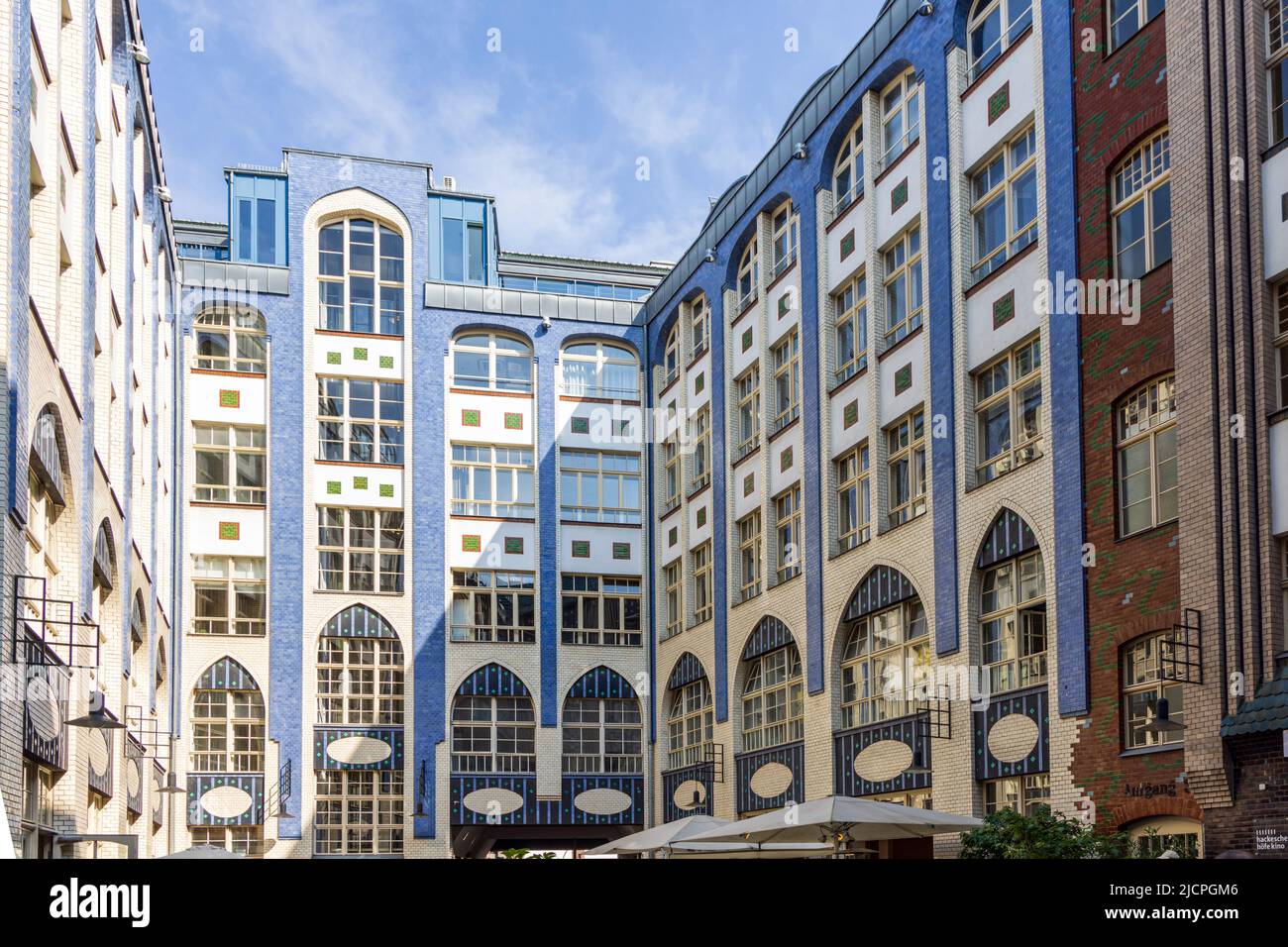 Patio Hackesche Hofe, en el distrito Spandauer Vorstadt, construido al estilo Jugendstil por el artista alemán August Endel en 1907, Berlín, Alemania Foto de stock