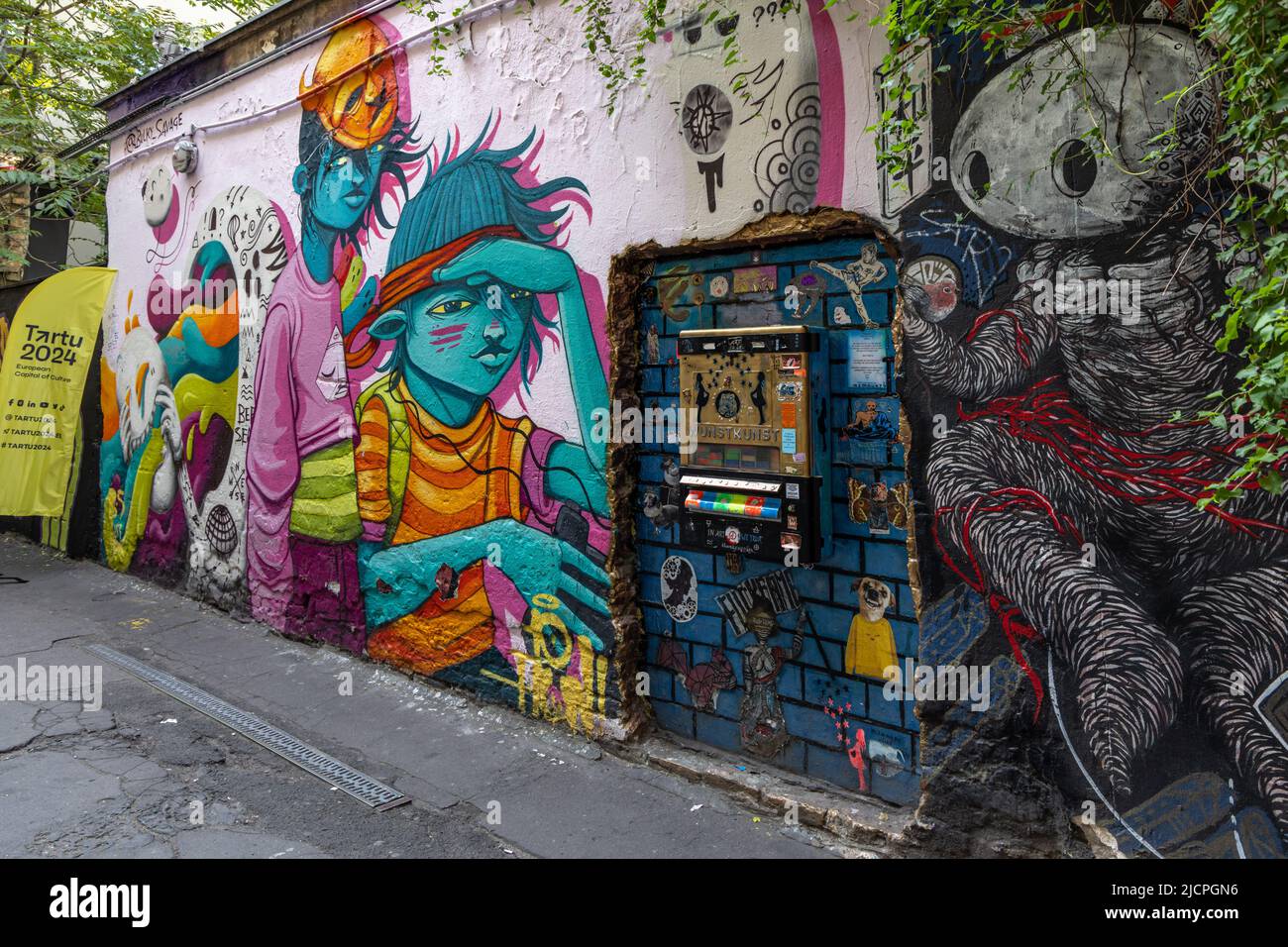 Murales y arte callejero en Hackesche Hofe, Berlín, Alemania Foto de stock