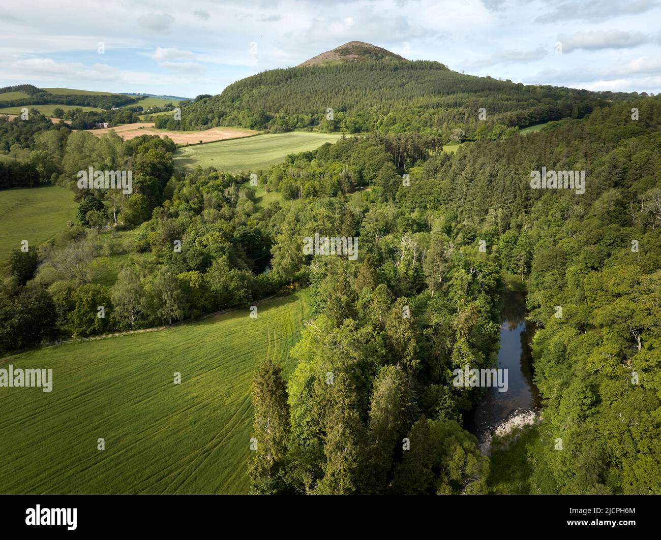 Vista aérea de la Colina Negra y el Líder del Río cerca de Earlston en las fronteras escocesas Foto de stock