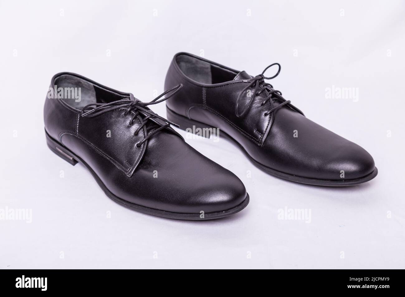 Zapatillas negras clásicas para hombre sobre fondo blanco Fotografía de  stock - Alamy