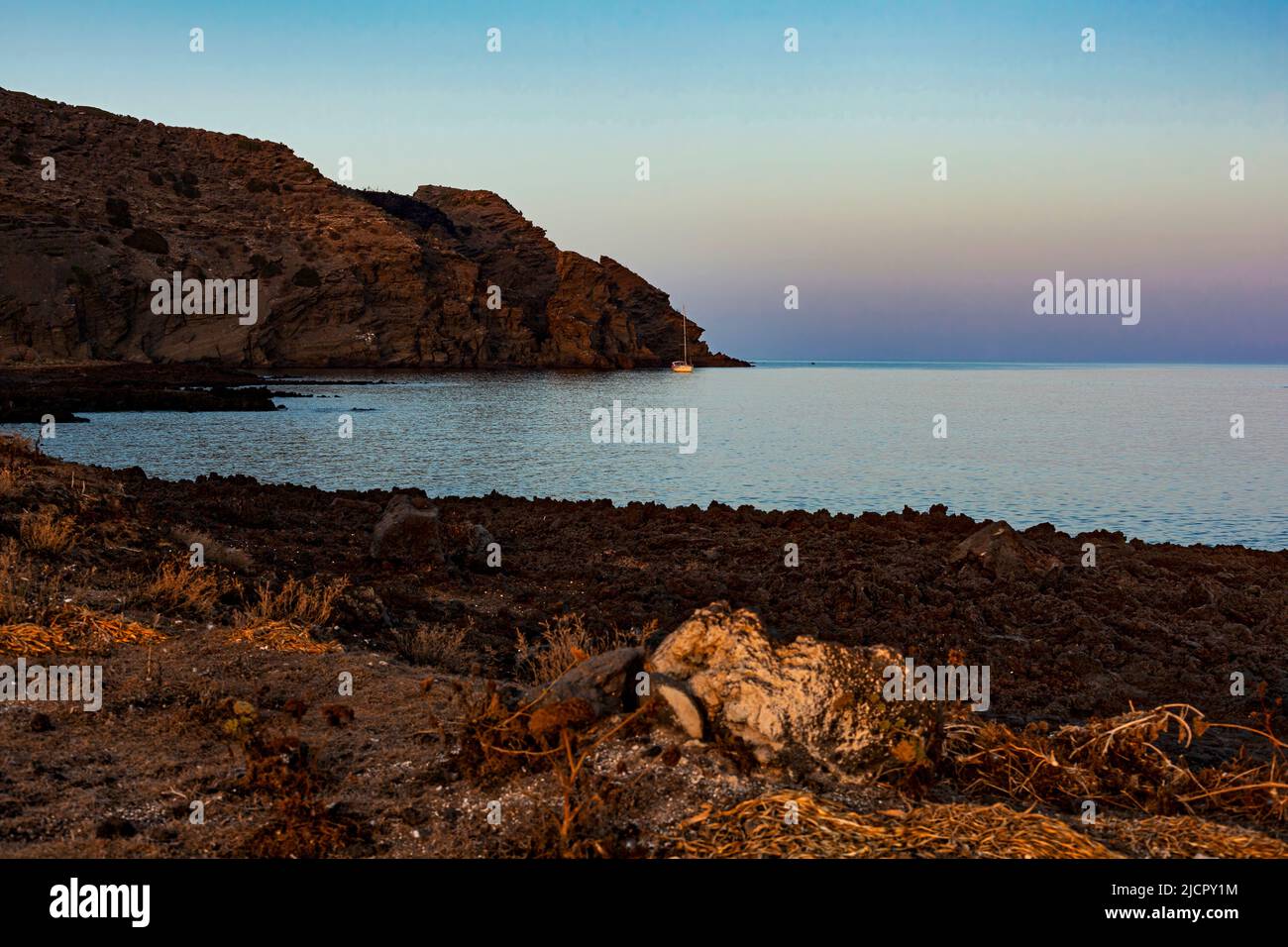 Playa típica con lava en el mar de Linosa una de las islas Pelagie en el Canal de Sicilia del Mar Mediterráneo Foto de stock