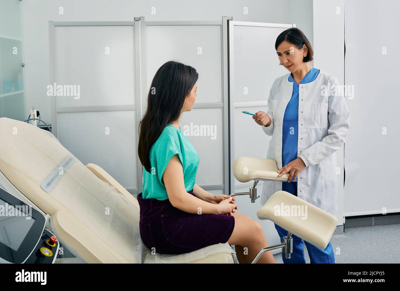 Salud de la mujer, ginecología. Mujer joven durante cita con su ginecólogo en la clínica de ginecología Foto de stock